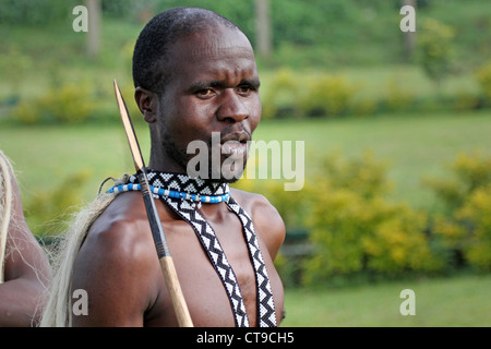 Le Rwanda, l'Afrique - 16 juin : Danseurs Intore tribal traditionnel Danse (ballet traditionnel du Rwanda) le 16 juin, 20012 Banque D'Images