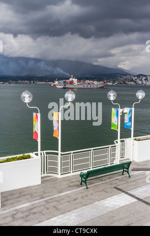 Canada place, un magnifique terminal de bateaux de croisière et un complexe artistique et de divertissement, situé dans le port de Vancouver, en Colombie-Britannique, au Canada. Banque D'Images
