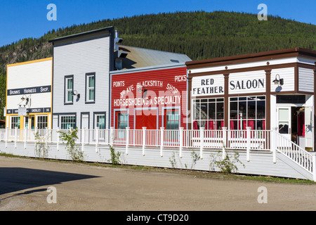 Bâtiments colorés et rues en terre à Dawson, territoire du Yukon, Canada. Banque D'Images