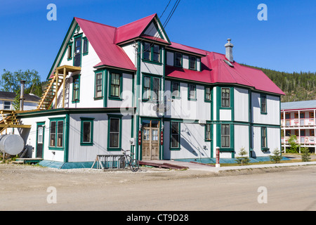 Bâtiments colorés et la saleté dans les rues de la ville de Dawson. Banque D'Images