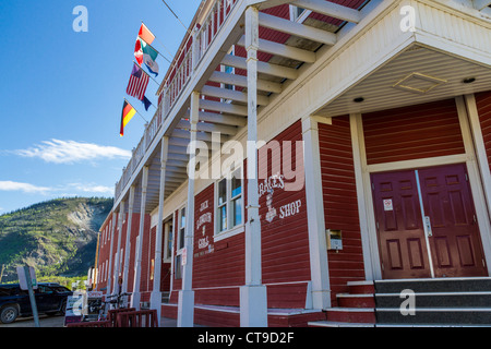 Bâtiments colorés et rues en terre à Dawson, territoire du Yukon, Canada. Banque D'Images