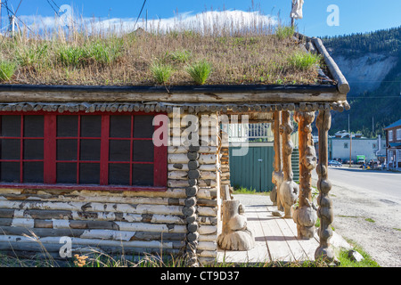 Bâtiments à toit de chaume ou de gazon à Dawson City, territoire du Yukon, Canada. Banque D'Images