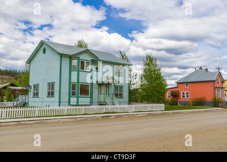 Bâtiments colorés et rues en terre à Dawson, territoire du Yukon, Canada. Banque D'Images