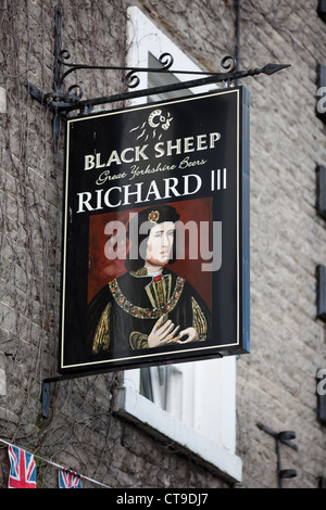 Portrait English King Richard III 1452 -1485.'Great Yorkshire Beers Black brebis's Black pending pub Sign at the Inn à Middleham, North Yorkshire Dales, Royaume-Uni Banque D'Images