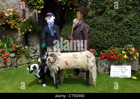 Festival de l'épouvantail farci chiffres et les animaux, moutons et chien, sur jardin Journée Portes Ouvertes à Sud View Farm, Bellerby, Richmondshire, North Yorkshire, UK Banque D'Images