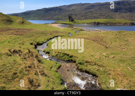 Petit cours d'eau et les ruines du château d'Ardvreck sur les rives du Loch Assynt Écossais des Highlands du nord-ouest de l'Ecosse à Sutherland UK Grande-Bretagne Banque D'Images