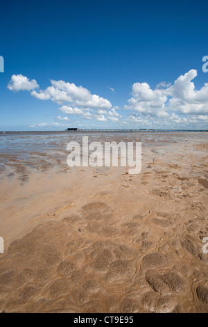 Marée haute sur la plage de la jetée de Southport avec en arrière-plan Banque D'Images