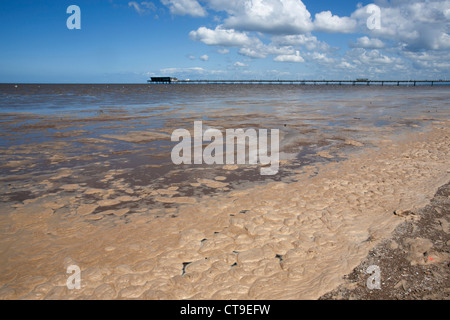 Marée haute sur la plage de la jetée de Southport avec en arrière-plan Banque D'Images