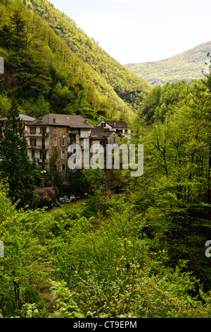 Village de vacances qui plane au-dessus de la vallée de la rivière, la vallée de la rivière Spoccia,Torrente,Italie Banque D'Images