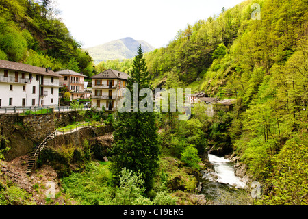 Village de vacances qui plane au-dessus de la vallée de la rivière, la vallée de la rivière Spoccia,Torrente,Italie Banque D'Images