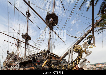 Galleon - Neptune requise du film du film Pirates de Roman Polanski - dans le vieux port de Gênes, en Italie. Banque D'Images