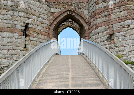 Close up de Beeston Castle ruins à gatehouse ward intérieur moderne tours passerelle sur fosse profonde au sommet de 500m de haut de rocher au-dessus de la Plaine du Cheshire UK Banque D'Images