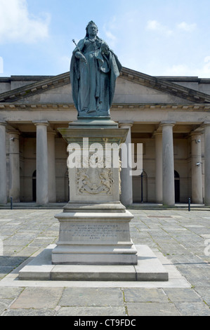 Statue de la reine Victoria à l'extérieur du palais de justice de la Couronne Chester situé dans l'ancien bâtiment de Shire Hall au Château Cheshire England UK Banque D'Images