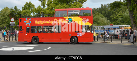 Hop on hop off ville de Chester open top bus de tourisme à l'arrêt au bord de la rivière Dee Banque D'Images