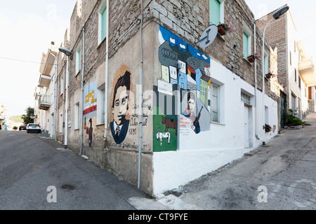 Peintures murales sur des questions politiques dans le village Orgosolo en Sardaigne, Italie Banque D'Images