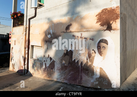 Peintures murales sur des questions politiques dans le village Orgosolo en Sardaigne, Italie Banque D'Images