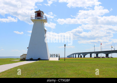 Prince Edward Island Lighthouse dans Border-Carleton avec le Pont de la Confédération à l'arrière-plan Banque D'Images