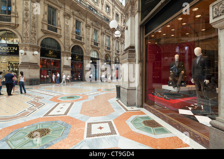 À l'intérieur de la galerie Vittorio Emanuele II à Milan, Italie Banque D'Images
