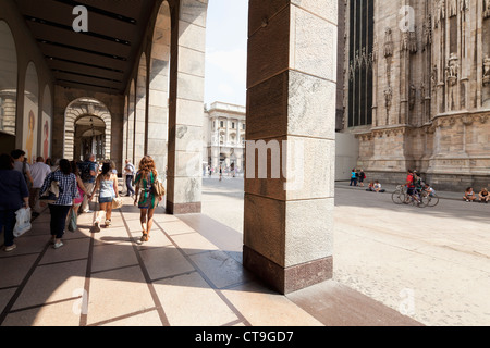 Les gens qui marchent à travers les arcades de la galerie Vittorio Emanuele II à côté du Dôme de Milan, Italie Banque D'Images