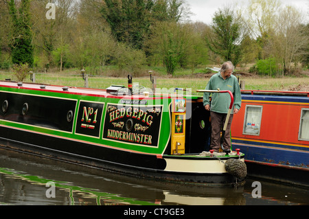 Le Stewponey Narrowboats près de manoeuvre des verrous sur les états-majors & Canal Worcs à Stourbridge Banque D'Images