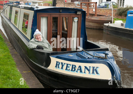 Le Stewponey Narrowboats près de manoeuvre des verrous sur les états-majors & Canal Worcs à Stourbridge Banque D'Images