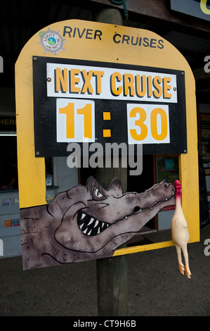 Croc spotting sur la Daintree River en bateau est une attraction touristique populaire dans le parc national de Daintree dans le Queensland Banque D'Images