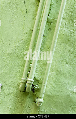 Hong Kong, 13 novembre 2012 Plutôt vert spécial utilisé sur un mur avec des tuyaux près de Queens Road Central. Banque D'Images