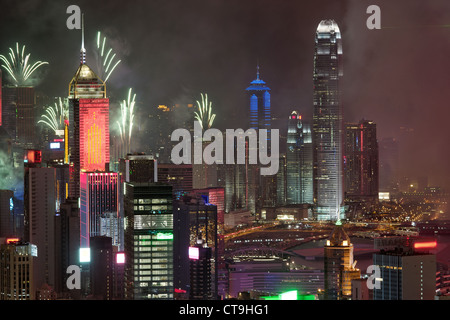 D'artifice sur le port de Victoria célèbre l'anniversaire de la réunification de Hong Kong à la Chine, 1er juillet 2012. Banque D'Images