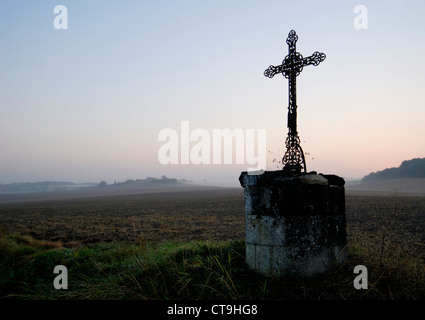 Traverser la route au crépuscule - France Banque D'Images