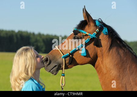 Jeune femme aimant son cheval arabe Banque D'Images