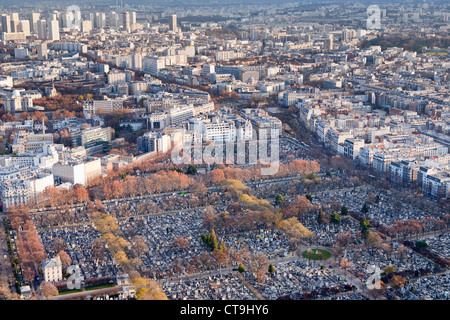 Vue sur le cimetière de Montparnasse et panorama de Paris dans l'après-midi d'hiver Banque D'Images