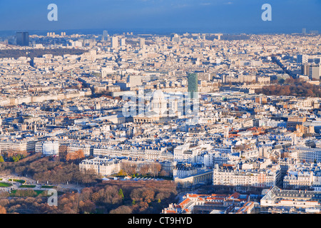 Vue sur le jardin du Luxembourg et panorama de Paris en soirée d'hiver Banque D'Images