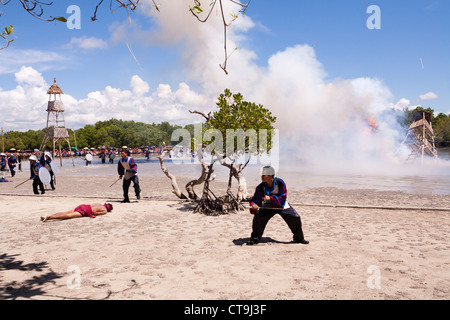 Les Espagnols d'attaquer lors de la bataille de Mactan reenactment ou Kadaugan Festival. Lapu-Lapu City, Philippines Banque D'Images