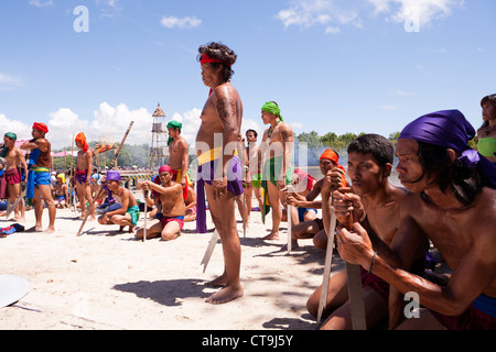 Les guerriers autochtones lors de la bataille de Mactan reenactment ou Kadaugan Festival. Lapu-Lapu City, Philippines Banque D'Images