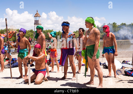 Les guerriers autochtones lors de la bataille de Mactan reenactment ou Kadaugan Festival. Lapu-Lapu City, Philippines Banque D'Images