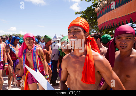 Les guerriers autochtones lors de la bataille de Mactan reenactment ou Kadaugan Festival. Lapu-Lapu City, Philippines Banque D'Images