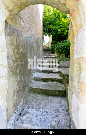 Arch et ancien escalier en pierre dans la ville de Amboise, France Banque D'Images