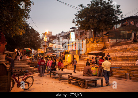 Voir Assi Ghat de Varanasi, Uttar Pradesh, Inde Banque D'Images