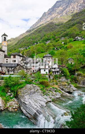 Lavertezzo Hélicoptère,la matière à Hillside House au-dessus de Village,Val Verzasca Tessin,Rivière Verzasca,Suisse, Banque D'Images