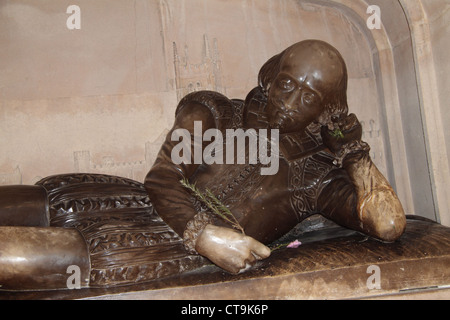 Un vélo couché figure d'albâtre sculpté de Shakespeare par Henry McCarthy en 1912 comme un mémorial à la barde. Dans la cathédrale de Southwark. Banque D'Images