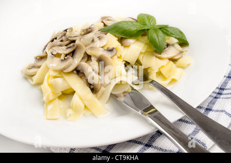 Tagliatelle aux champignons, sauce à l'ail et basilic Banque D'Images