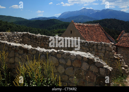 Vue des montagnes à partir de la citadelle de Rasnov en Transylvanie, Roumanie Banque D'Images