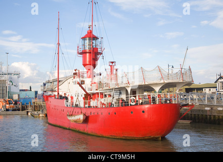 Lège rouge dans le port de Harwich, Essex, Angleterre Banque D'Images