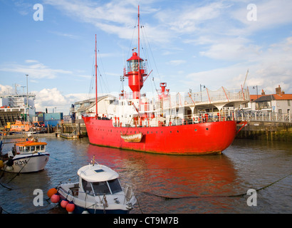 Lège rouge dans le port de Harwich, Essex, Angleterre Banque D'Images