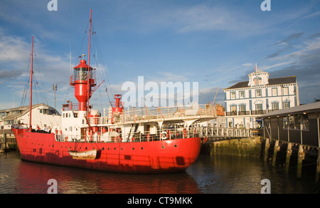 Lège rouge dans le port de Harwich, Essex, Angleterre Banque D'Images