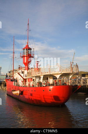 Lège rouge dans le port de Harwich, Essex, Angleterre Banque D'Images