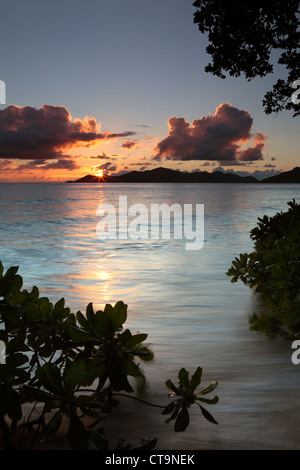 Beauté tropicale de la Baie Ste Anne comme vu de la Digue aux Seychelles Banque D'Images