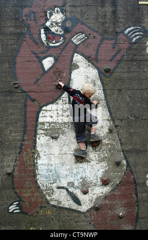 Enfants qui grimpent dans Duisburg-Nord Banque D'Images