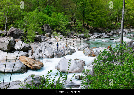 Clair comme de l'eau Canoë Canoë blanc,vert,naturel,les vallées de l'environnement, la vallée de la rivière Verzasca Tessin,Alpes,Suisse, Banque D'Images