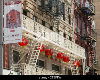 Lanternes et balcons à Bayard Street, Chinatown, NYC Banque D'Images